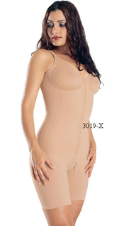 Body Suit above knee, Front Closure, Pre-Molded Seamed Cup, Reinforced Torso, Adjustable Straps, Open Crotch. Body Modelador arriba de la rodilla,  Cierre Delantero, Pre-Hormada Copa , Refuerzo en el toros, Tiras ajustable, Abertura Abierta.. 